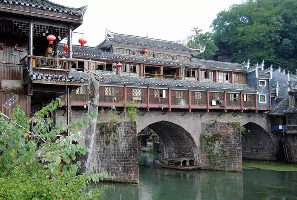 鳳凰古城門(mén)票價(jià)格詳解，多少錢(qián)一張？，鳳凰古城門(mén)票價(jià)格全面解析，究竟多少錢(qián)一張？